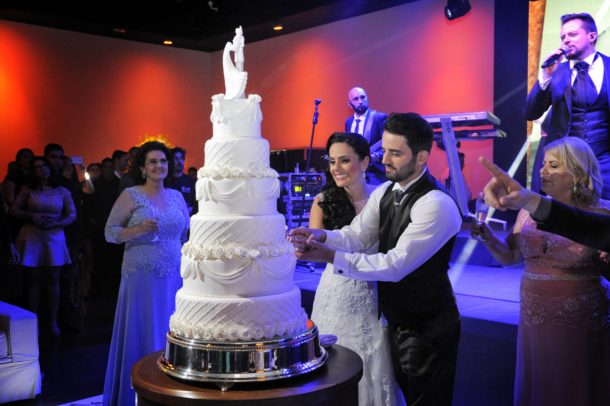 fotografia do casal durante o corte do bolo no buffet Villa Vérico