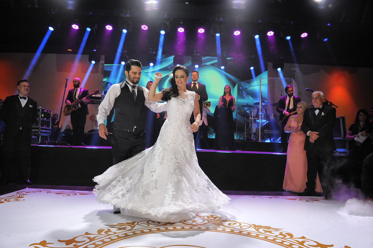 fotografia do casal durante a dança do casal  no buffet Villa Vérico