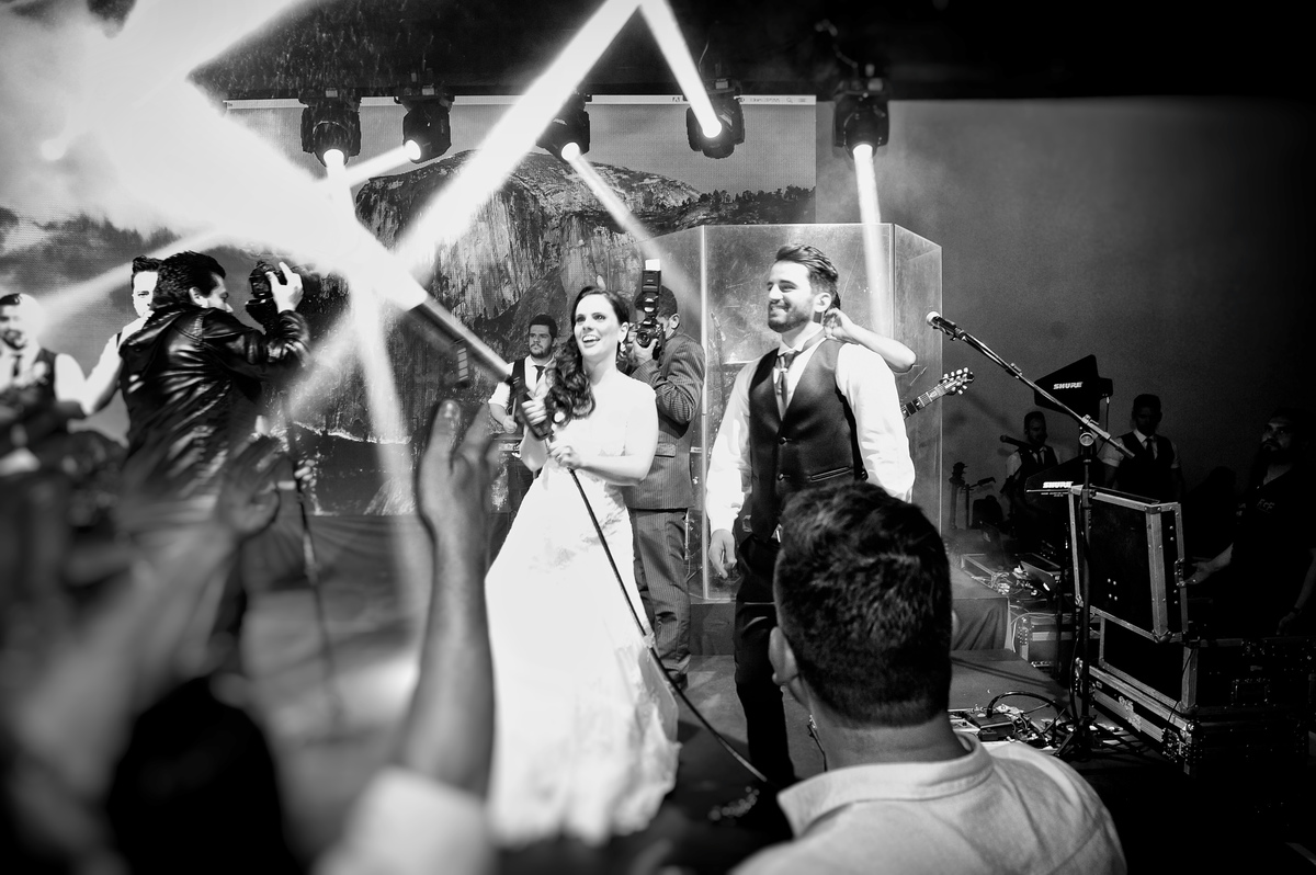 fotografia do casal durante a balada na recepcção de casamento no buffet Villa Vérico