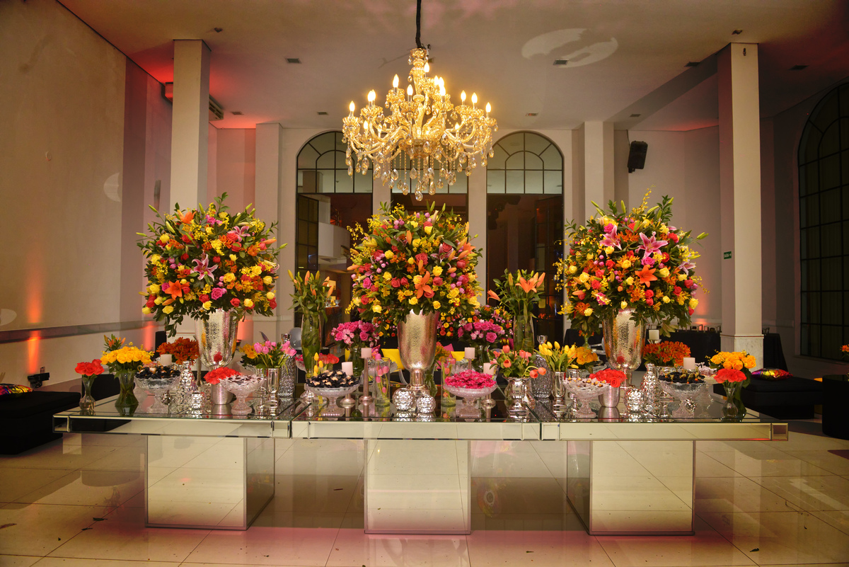 fotografia da mesa de doces na festa da debutante Carolina na Mansão Araci do buffet Mediterraneo