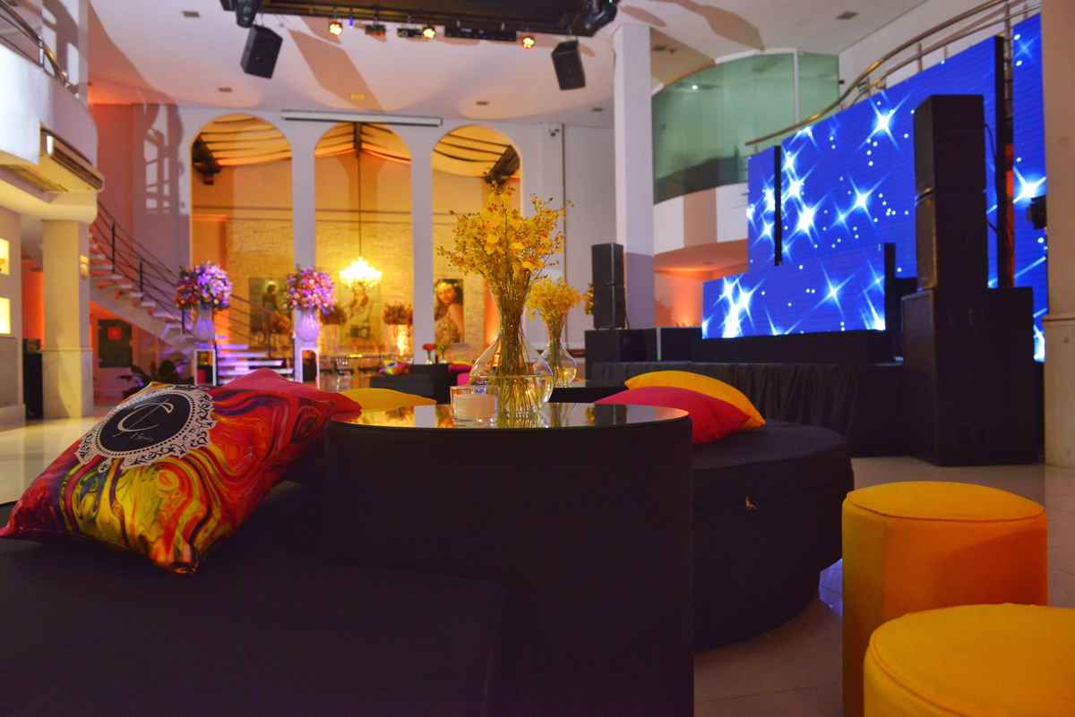 fotografia da decoração na festa da debutante Carolina na Mansão Araci do buffet Mediterraneo