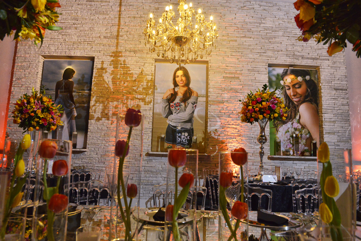 fotografia dos paineis fotograficos instalados na festa da debutante Carolina na Mansão Araci do buffet Mediterraneo