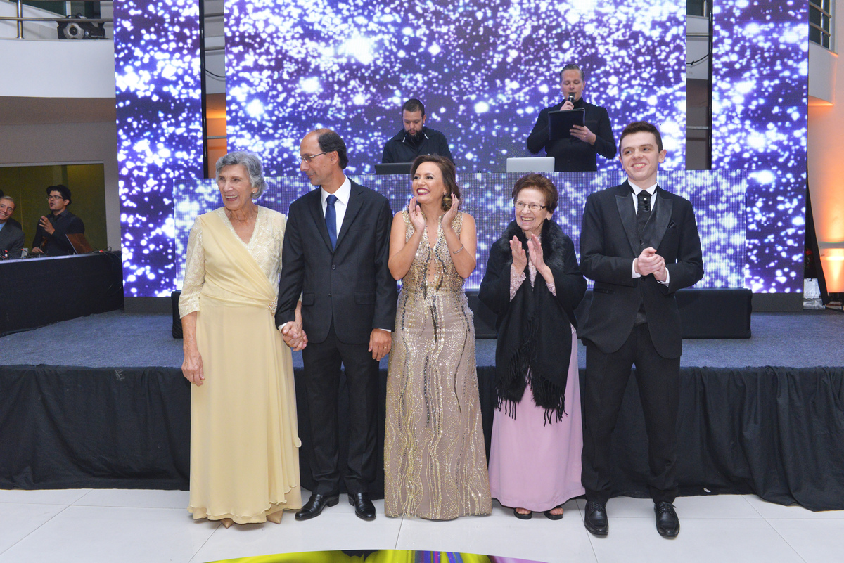 fotografia do cortejo de honra aguardando a entrada da debutante Carolina na Mansão Araci do buffet Mediterraneo