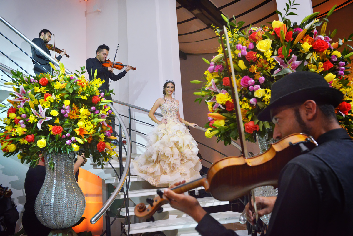 fotografia da entrada da debutante Carolina na Mansão Araci do buffet Mediterraneo