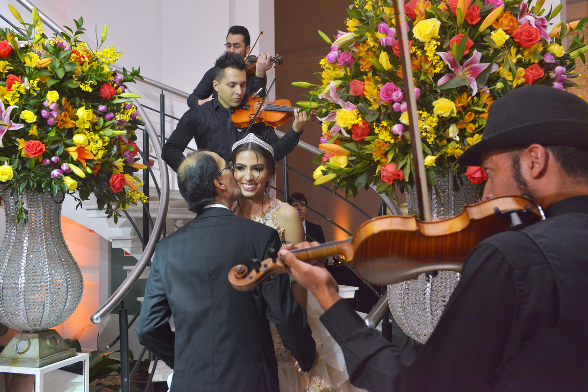 fotografia do pai recebendo sua filha na para a cerimonia de valsa na entrada da debutante Carolina na Mansão Araci do buffet Mediterraneo