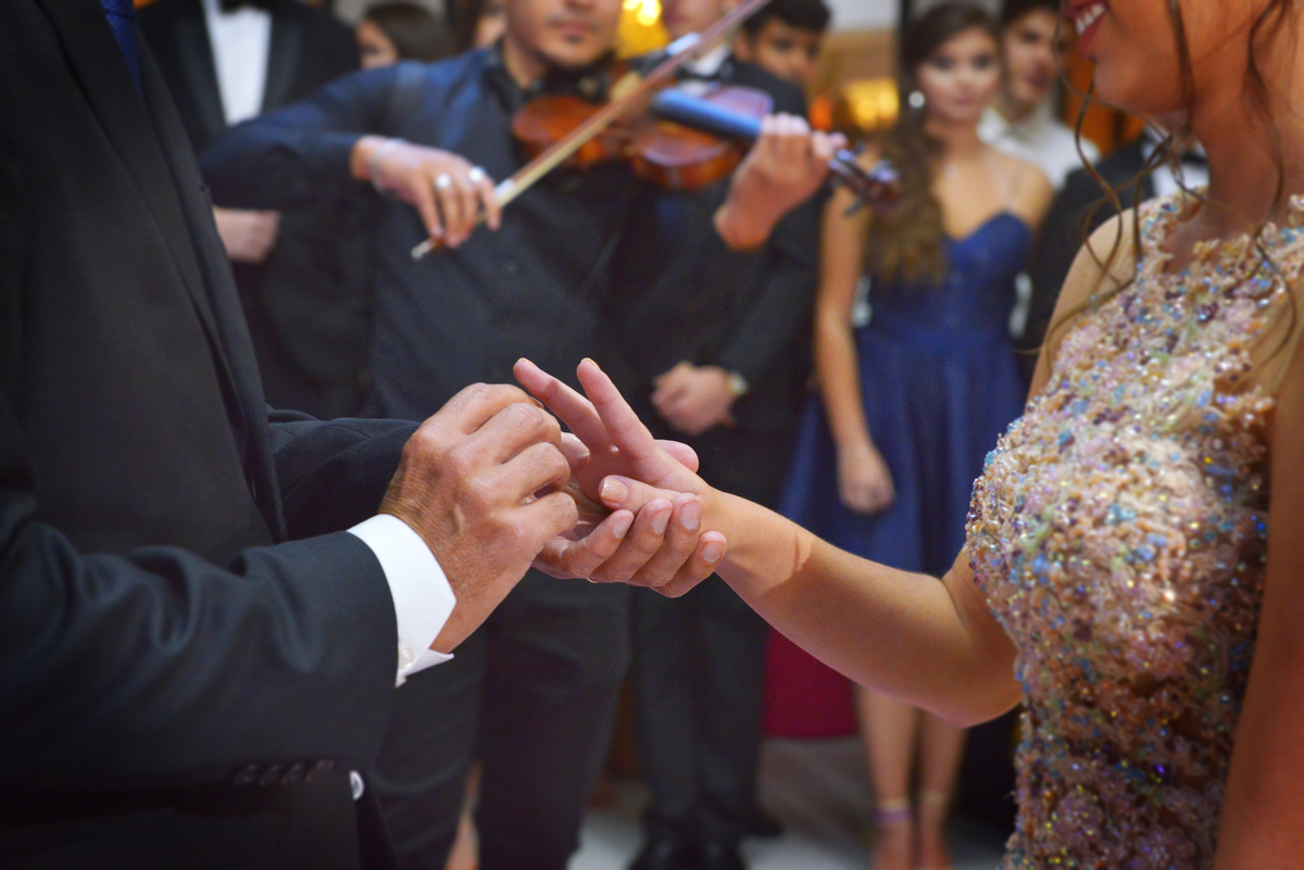 fotografia do presente do pai para a debutante Carolina na Mansão Araci do buffet Mediterraneo