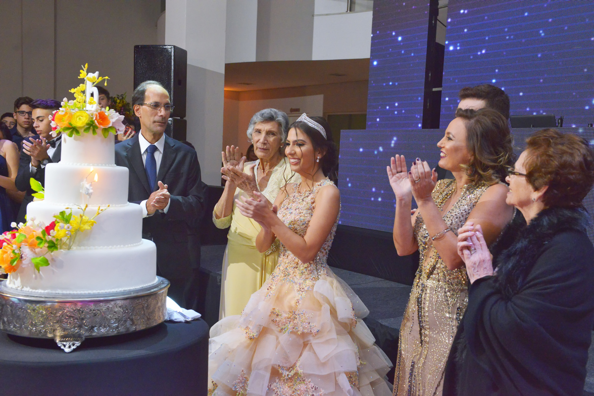 fotografia dos parabéns a debutante Carolina na Mansão Araci do buffet Mediterraneo