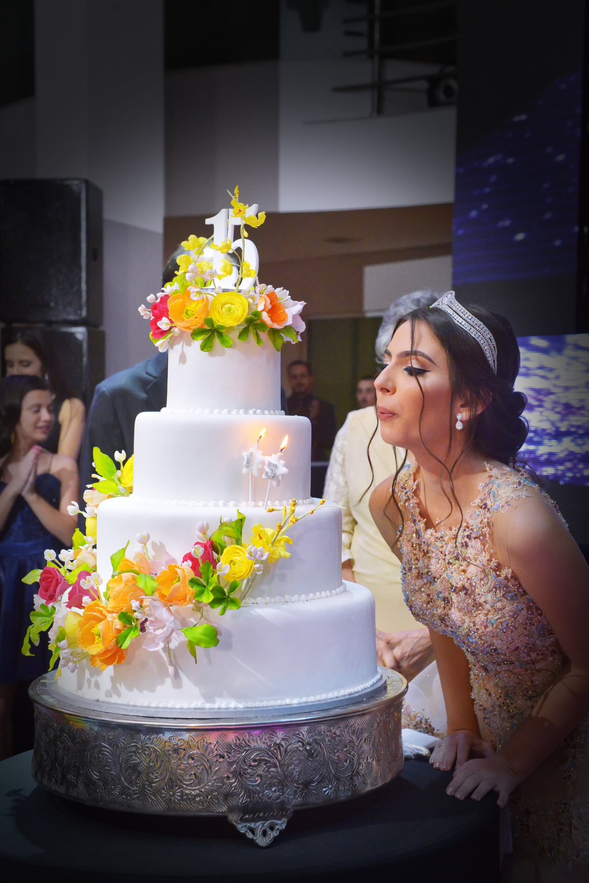 fotografia do corte do bolo da  debutante Carolina na Mansão Araci do buffet Mediterraneo