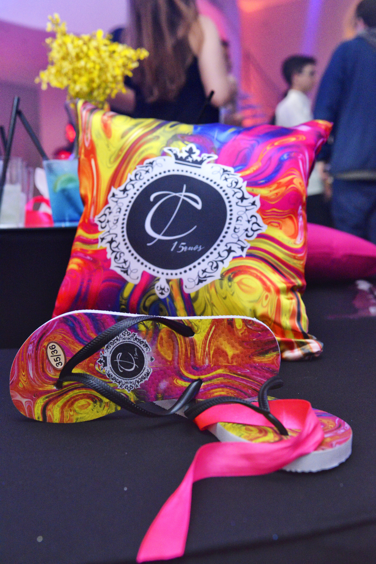 fotografia de acessórios usados na decoração da festa de debutante Carolina na Mansão Araci do buffet Mediterraneo