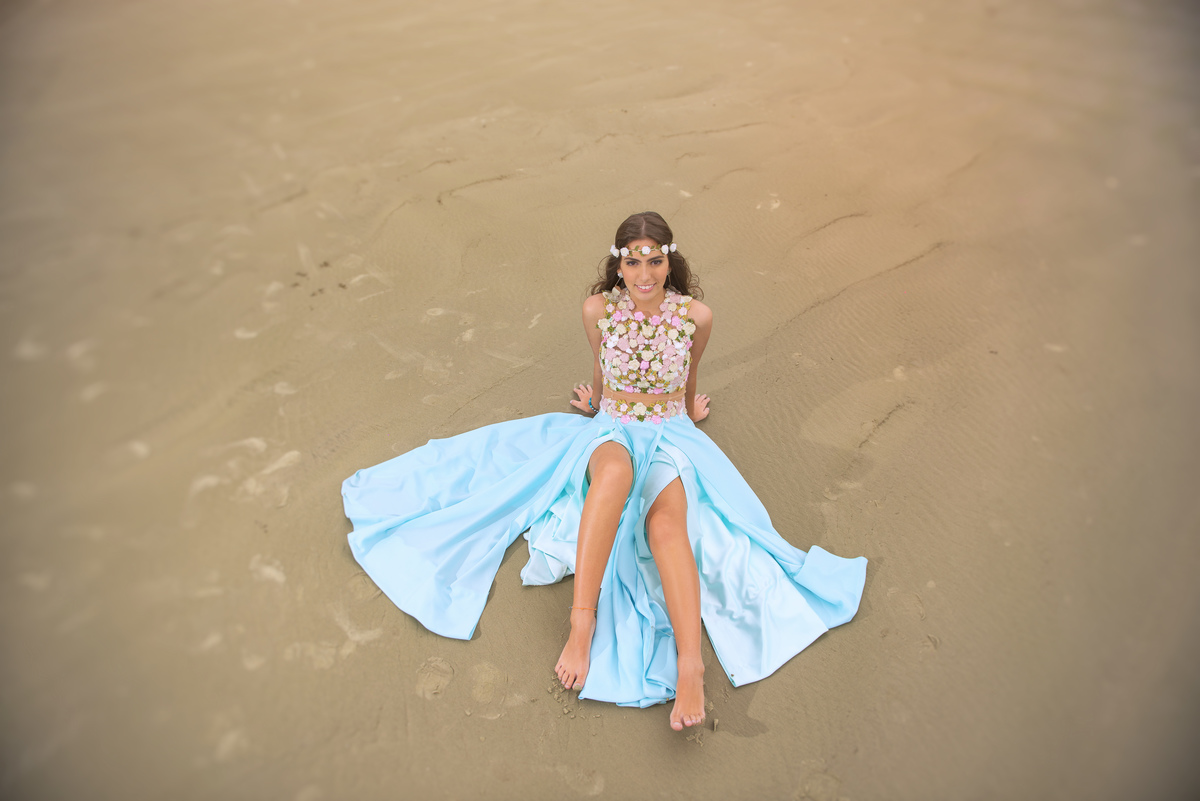fotografia do pré-fifteen da debutante Carolina na praia da Riviera de São Lourenço/SP