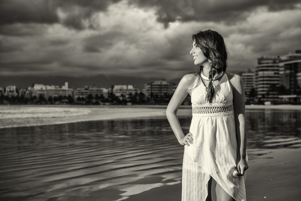 fotografia do pré-fifteen da debutante Carolina na praia da Riviera de São Lourenço/SP