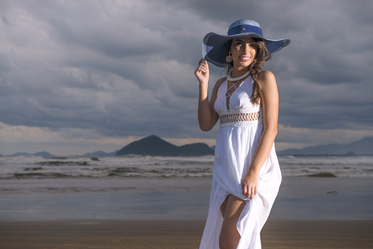 fotografia do pré-fifteen da debutante Carolina na praia da Riviera de São Lourenço/SP