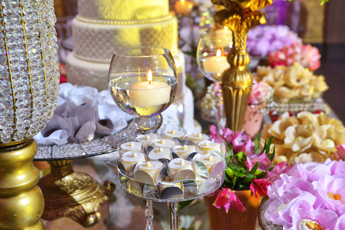 fotografia dos detalhes da mesa de doces montada para a festa de debutante Marina no buffet East Side