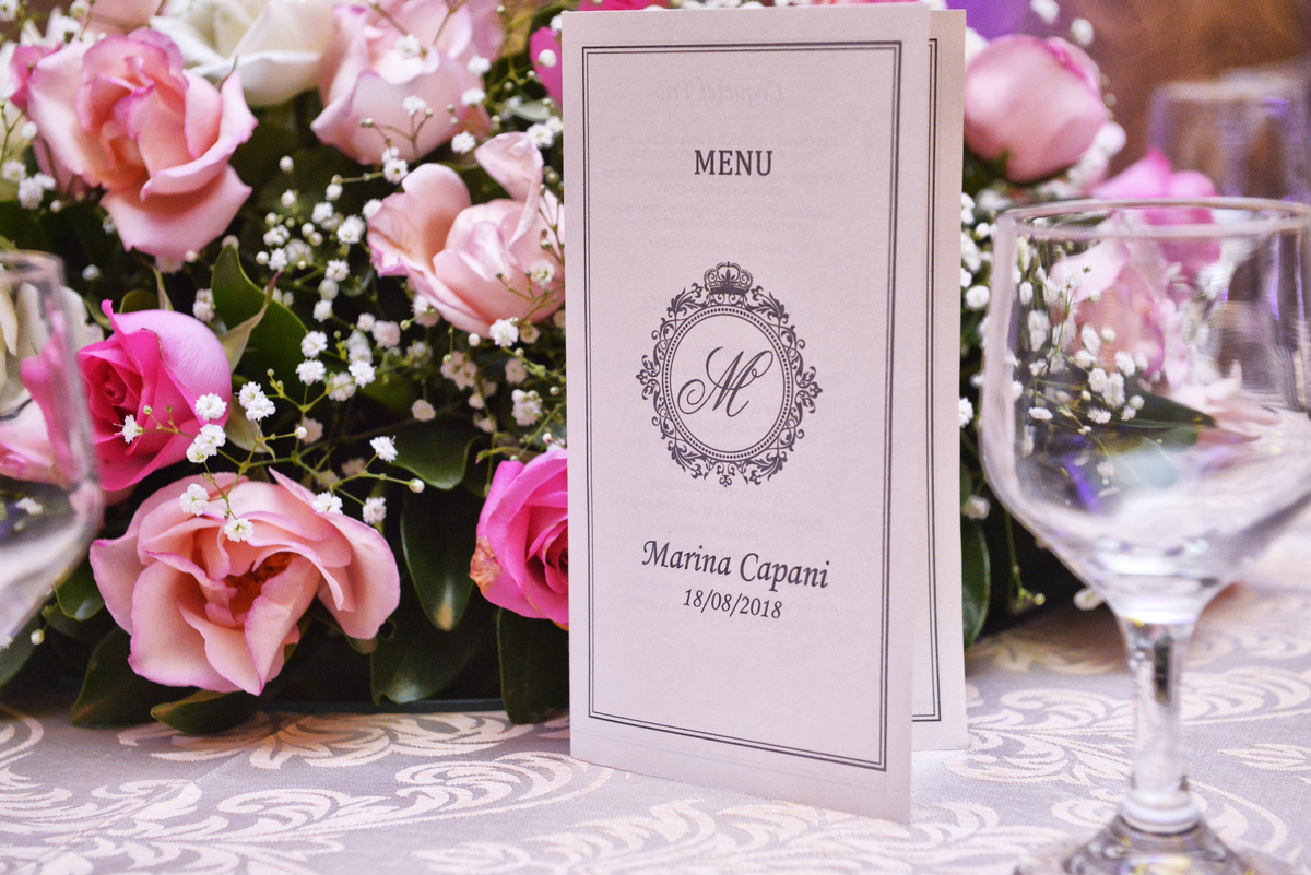 fotografia dos detalhes da mesa dos convidados  montada para a festa de debutante Marina no buffet East Side