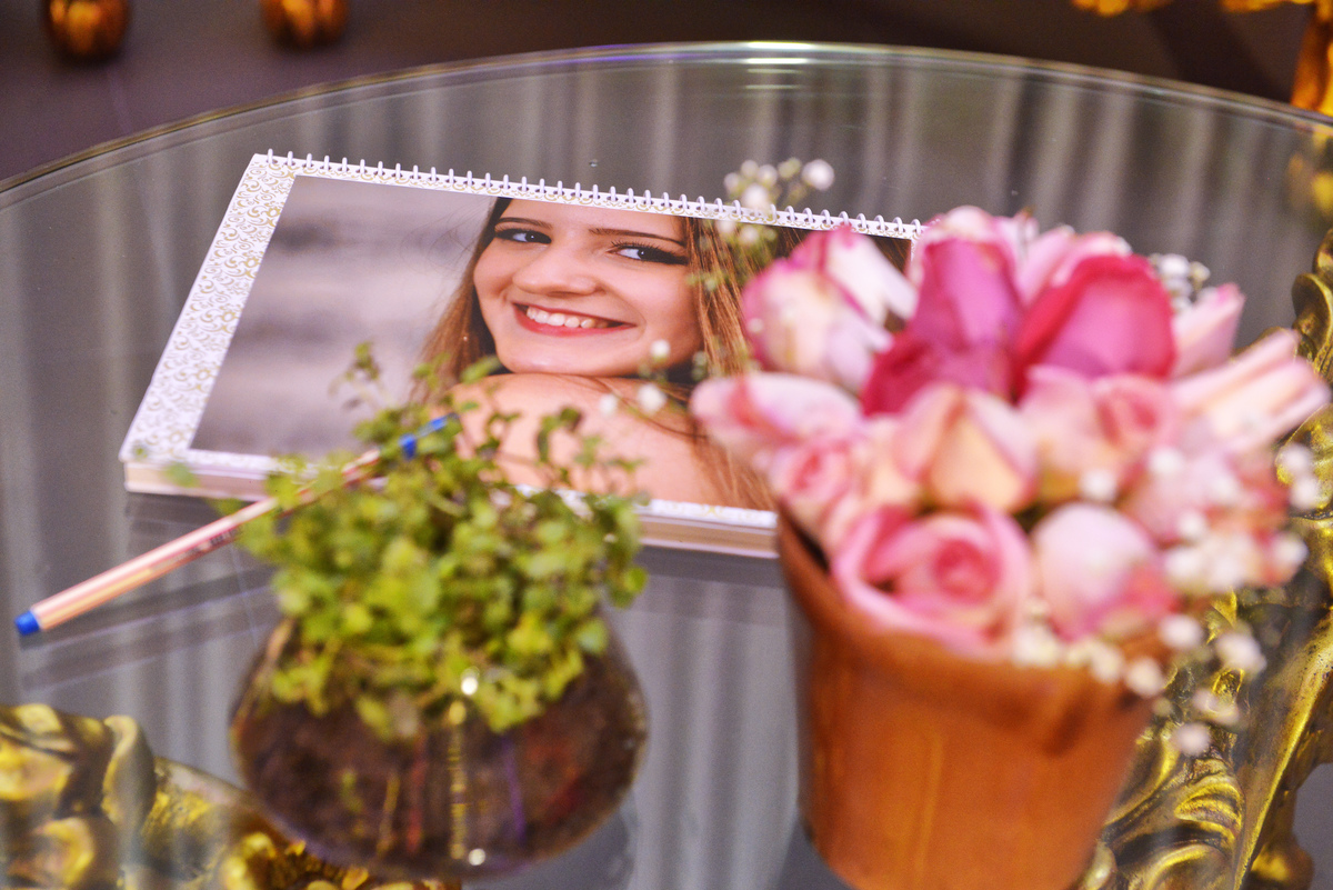 fotografia do livro de recordação montado com fotos do pré-fifteen feito exclusivamente para a festa de debutante Marina no buffet East Side