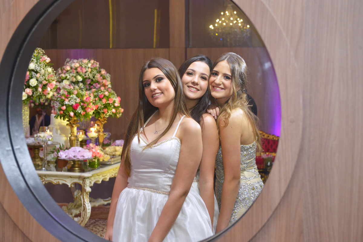 fotografia da debutante Marina com suas amigas durante a recepção realizado no buffet East Side