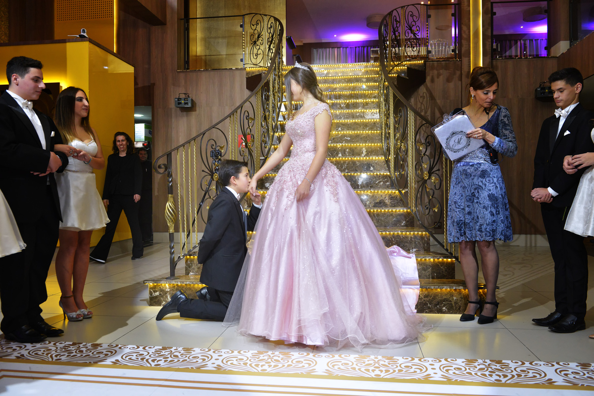 fotografia do irmão da debutante Marina recebendo-a em seu cerimonial de valsa no buffet East Side