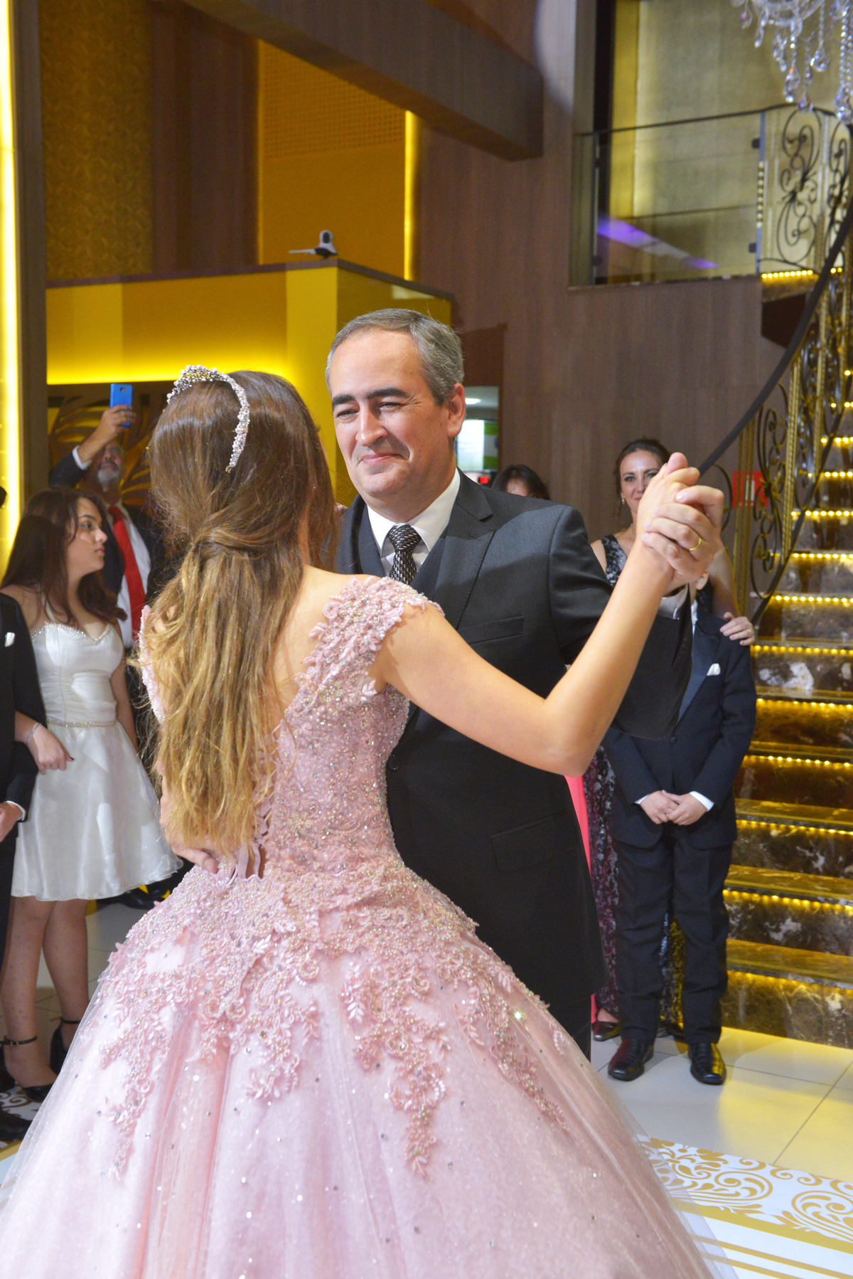 fotografia da debutante Marina em sua primeira valsa com o pai durante cerimonial no buffet East Side