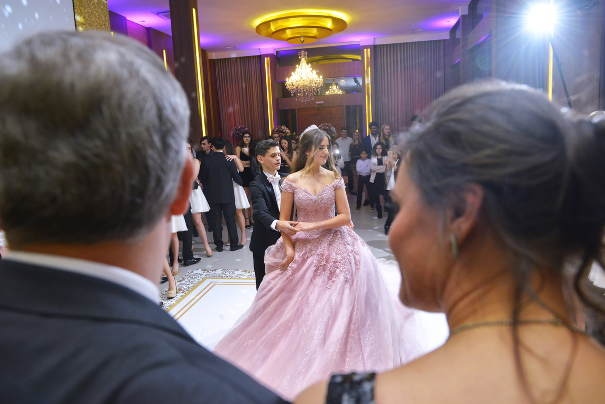 fotografia da debutante Marina dançando a valsa com o principe de honra sob os olhares de seus pais durante o cerimonial no buffet East Side