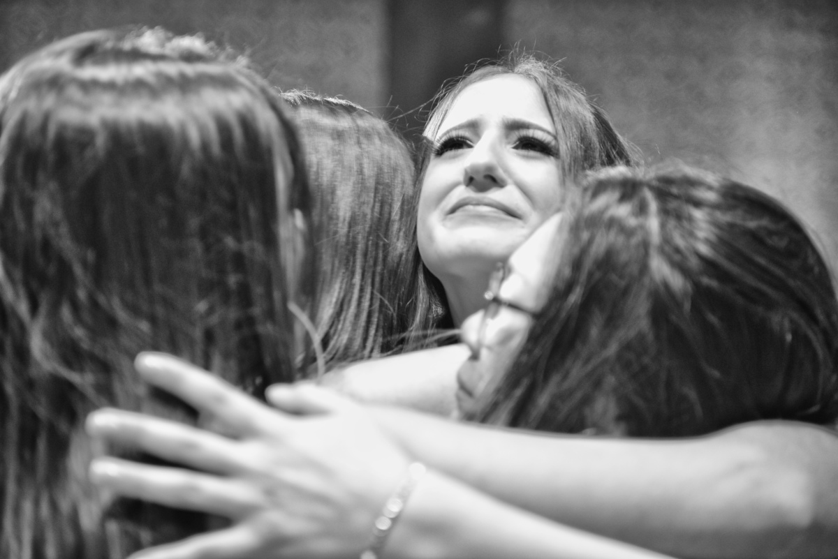 fotografia da debutante Marina no momento da homenagem feita pelas amigas durante seu cerimonial de valsa realizado no buffet East Side