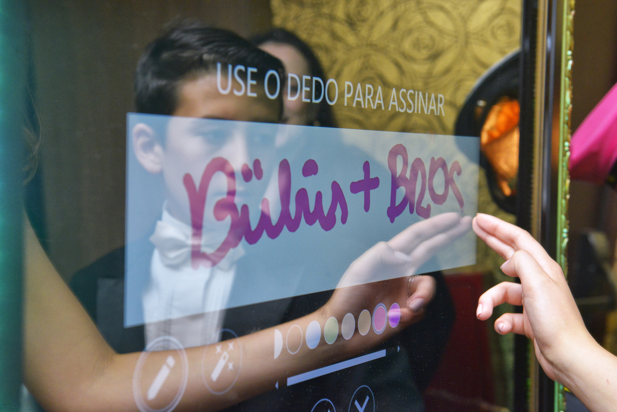 fotografia da familia da debutante Marina utilizando a cabine fotografica na recepção realizada no buffet East Side