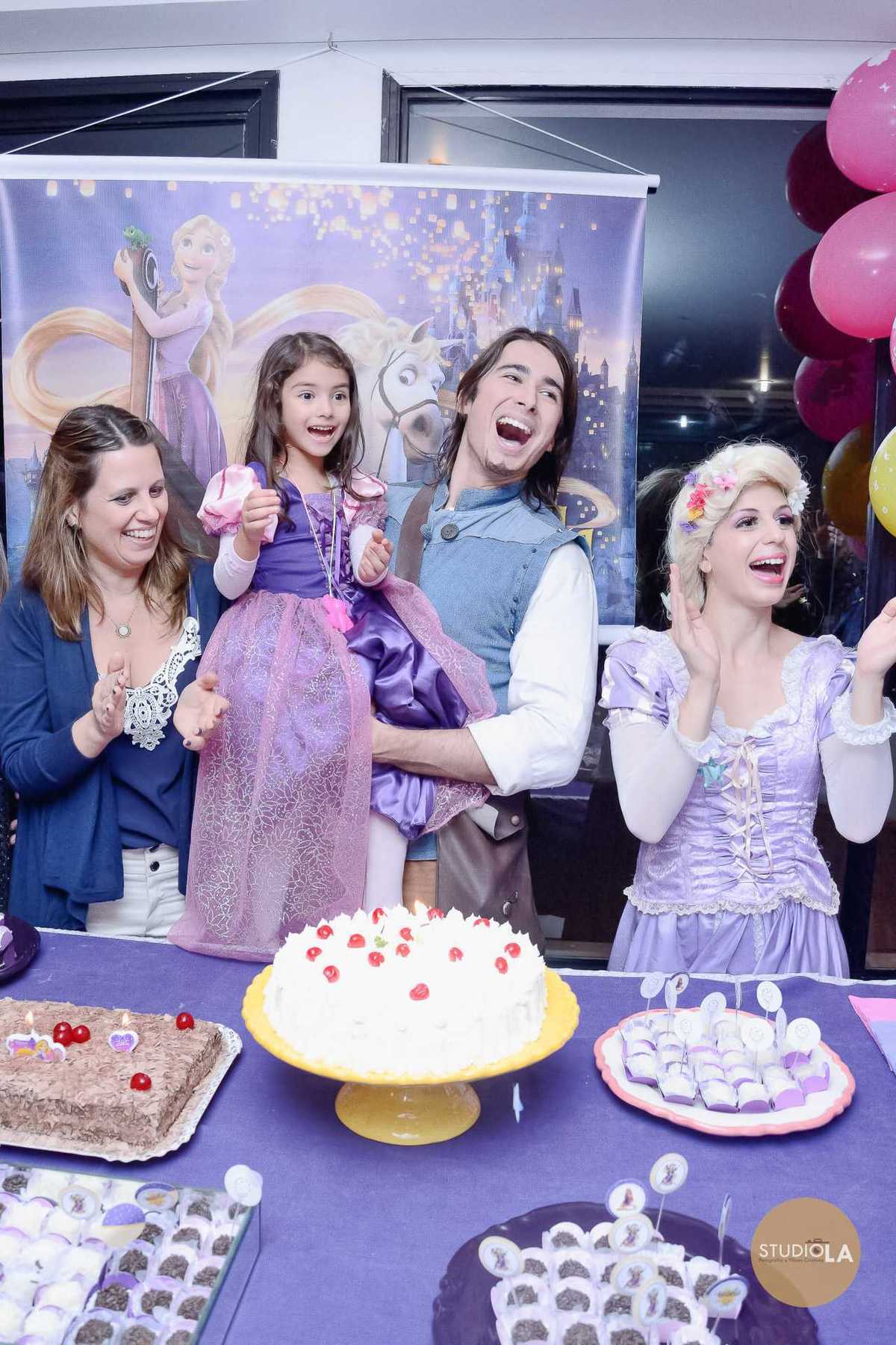 Momento de celebração no parabéns com a aniversariante, familiares e personagens da Disney, em uma festa mágica. Registro de festa infantil realizado pelo Studio LA em São Paulo.