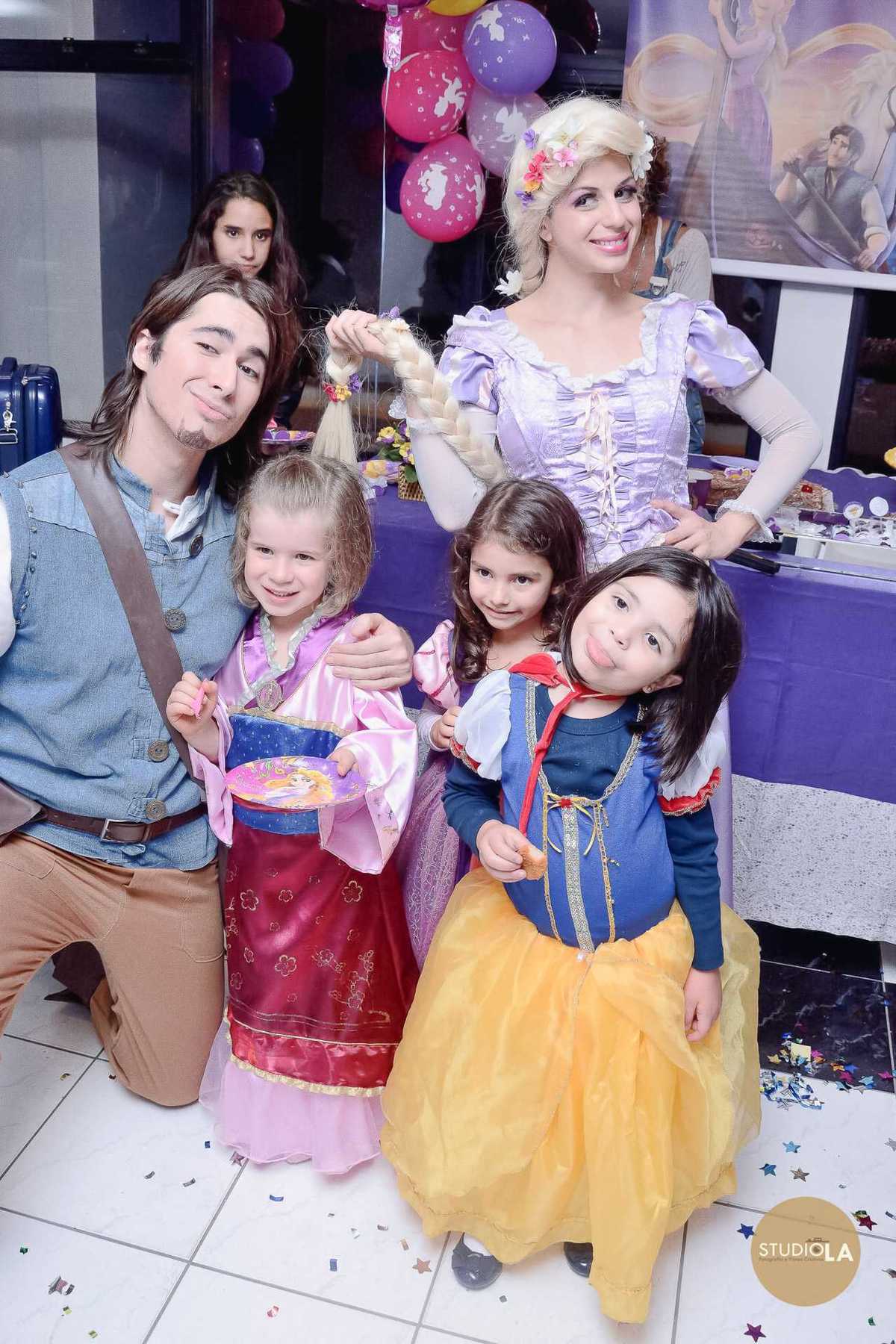 Personagens Rapunzel e Flynn Rider animam as crianças na festa infantil, trazendo ainda mais encanto ao aniversário. Fotografia feita pelo Studio LA.