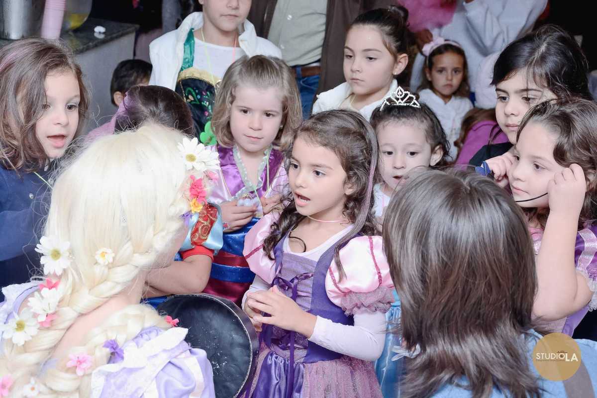 Crianças reunidas em volta da personagem Rapunzel durante a festa infantil, vivendo momentos de magia e fantasia. Foto feita pelo Studio LA em São Paulo.
