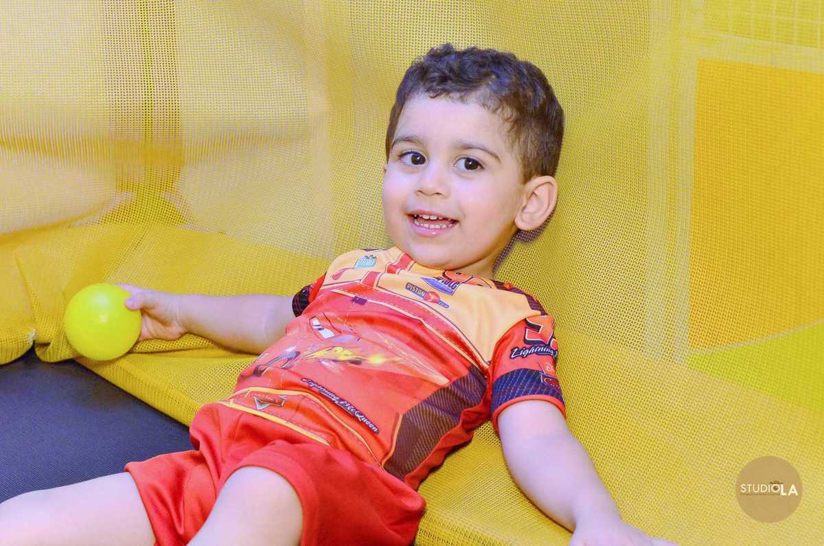 Menino comemorando seu aniversário infantil em buffet infantil de São Paulo, fotografado pelo Studio LA.