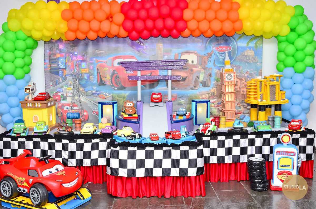 Fotografia de festa infantil em São Paulo, menino sorrindo durante seu aniversário em buffet infantil, fotografado pelo Studio LA.