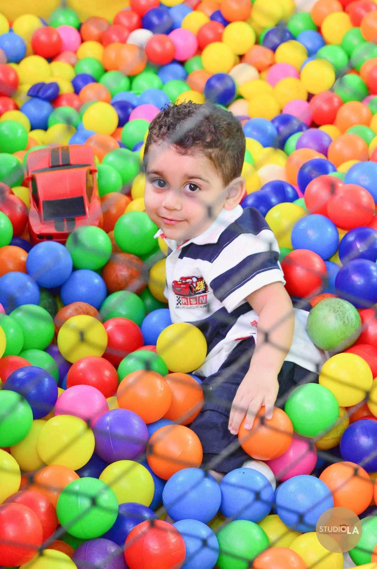 Foto de aniversário infantil em São Paulo, criança comemorando a festa em buffet infantil, fotografado pelo Studio LA.