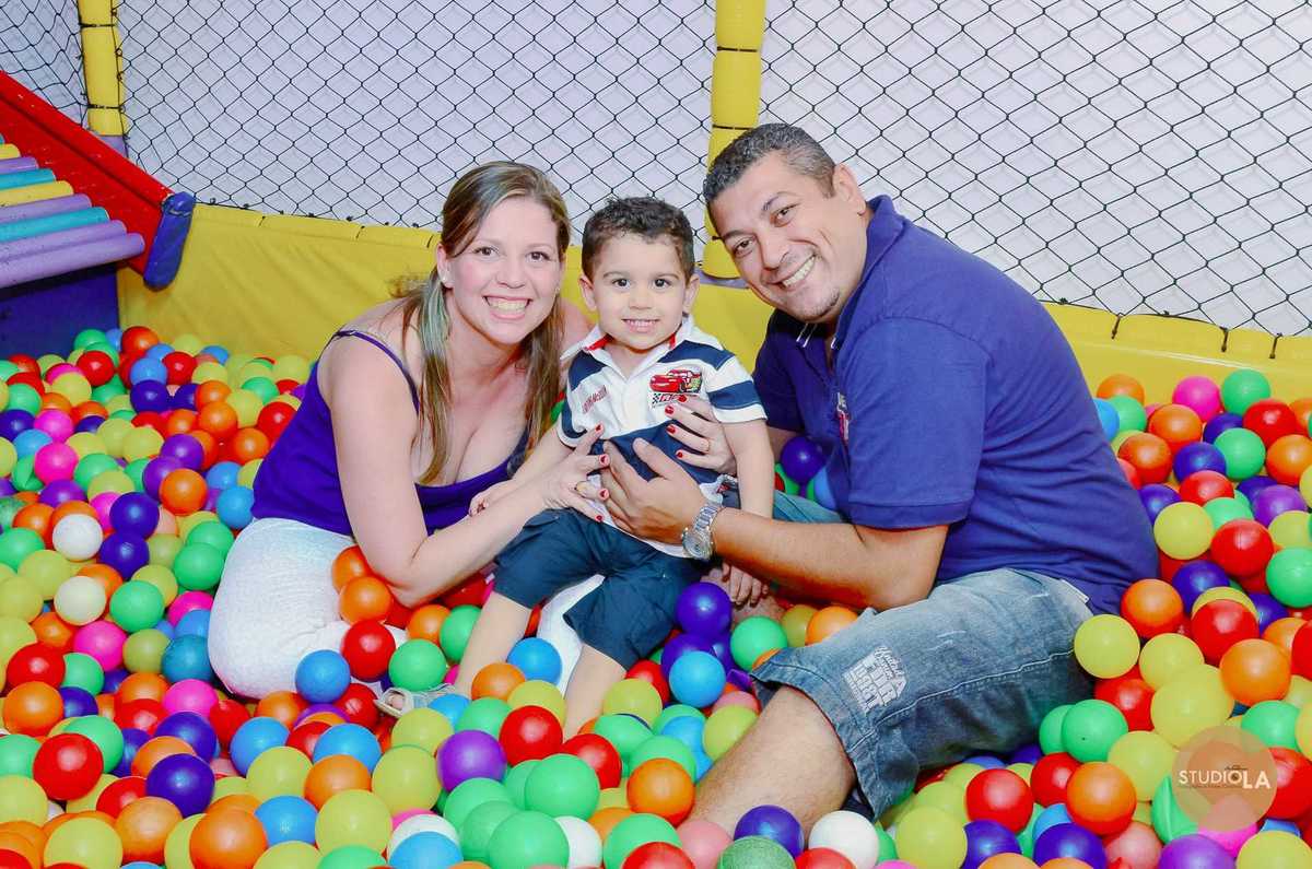 Menino em momento espontâneo de sua festa de aniversário infantil em buffet infantil de São Paulo, fotografado pelo Studio LA.