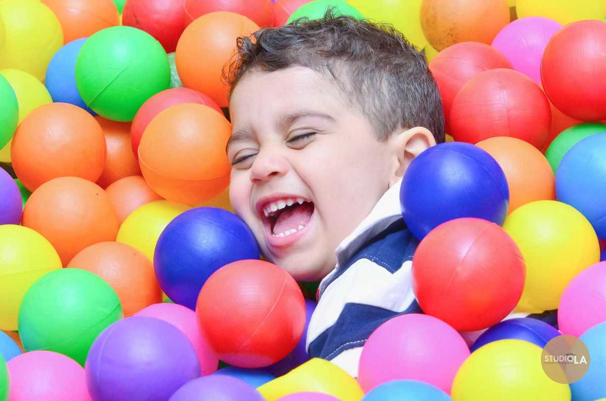 Menino aproveitando sua festa de aniversário infantil em buffet infantil de São Paulo, fotografado pelo Studio LA.