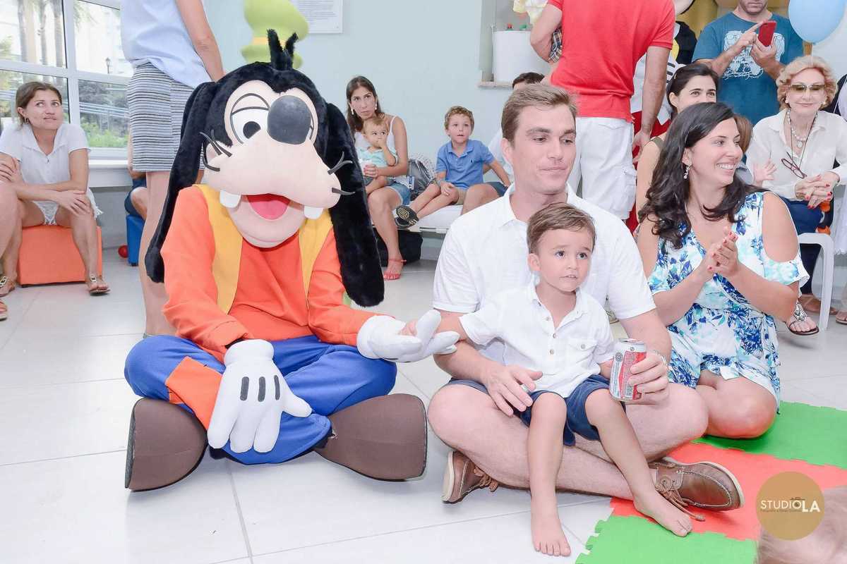 Foto de aniversário infantil realizada pelo Studio LA em São Paulo. O registro mostra a criança celebrando com amigos e familiares, em uma atmosfera cheia de carinho e diversão.