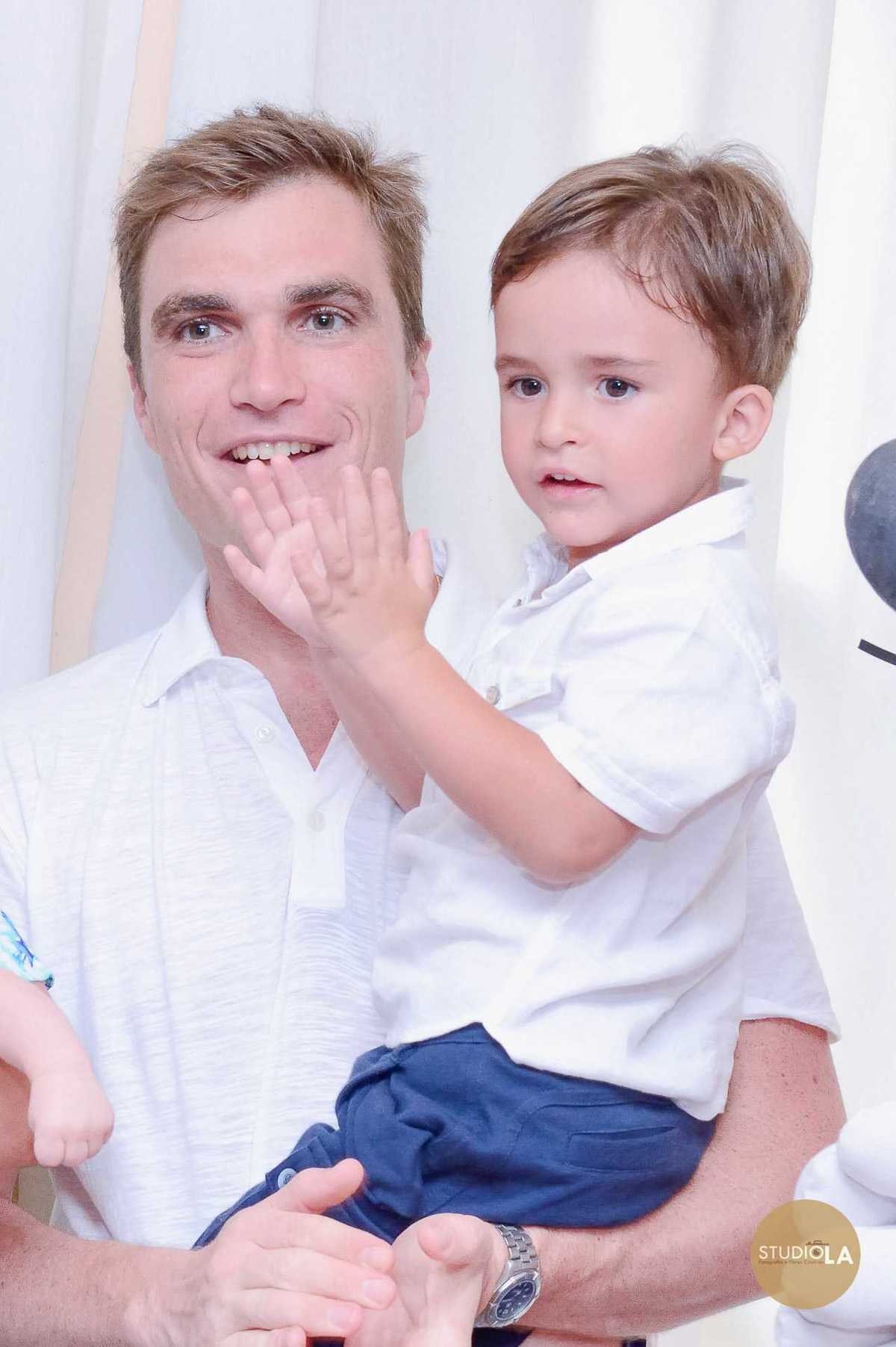 Registro fotográfico de festa infantil em casa em São Paulo feito pelo Studio LA. A imagem transmite ternura e autenticidade, capturando um momento especial entre a criança e seus familiares.