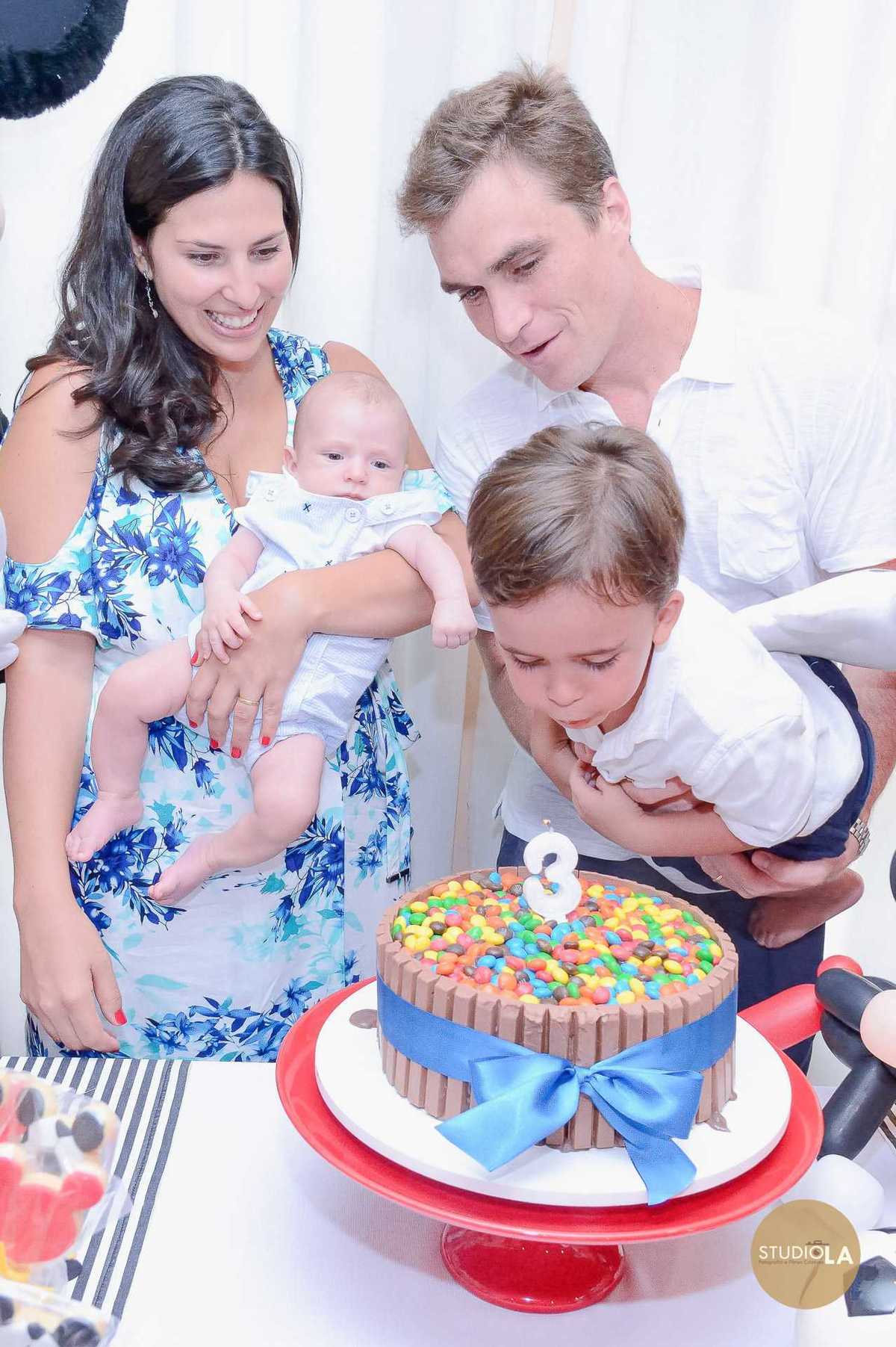Fotografia profissional de aniversário infantil feita pelo Studio LA em São Paulo. O aniversariante aparece em destaque, cercado de sorrisos e afeto, eternizando a comemoração.