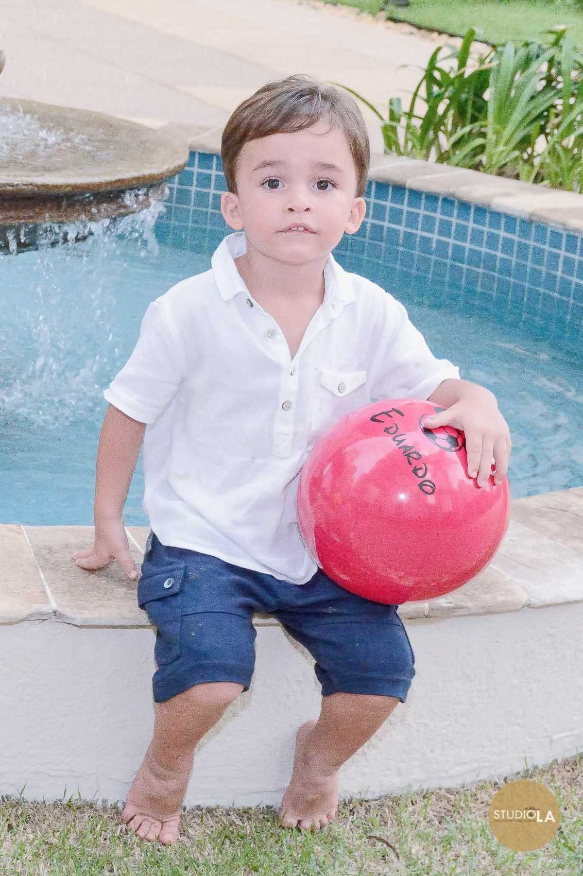 Registro fotográfico de aniversário infantil feito pelo Studio LA em São Paulo. O clique traduz a emoção e a felicidade da criança durante a celebração em família.