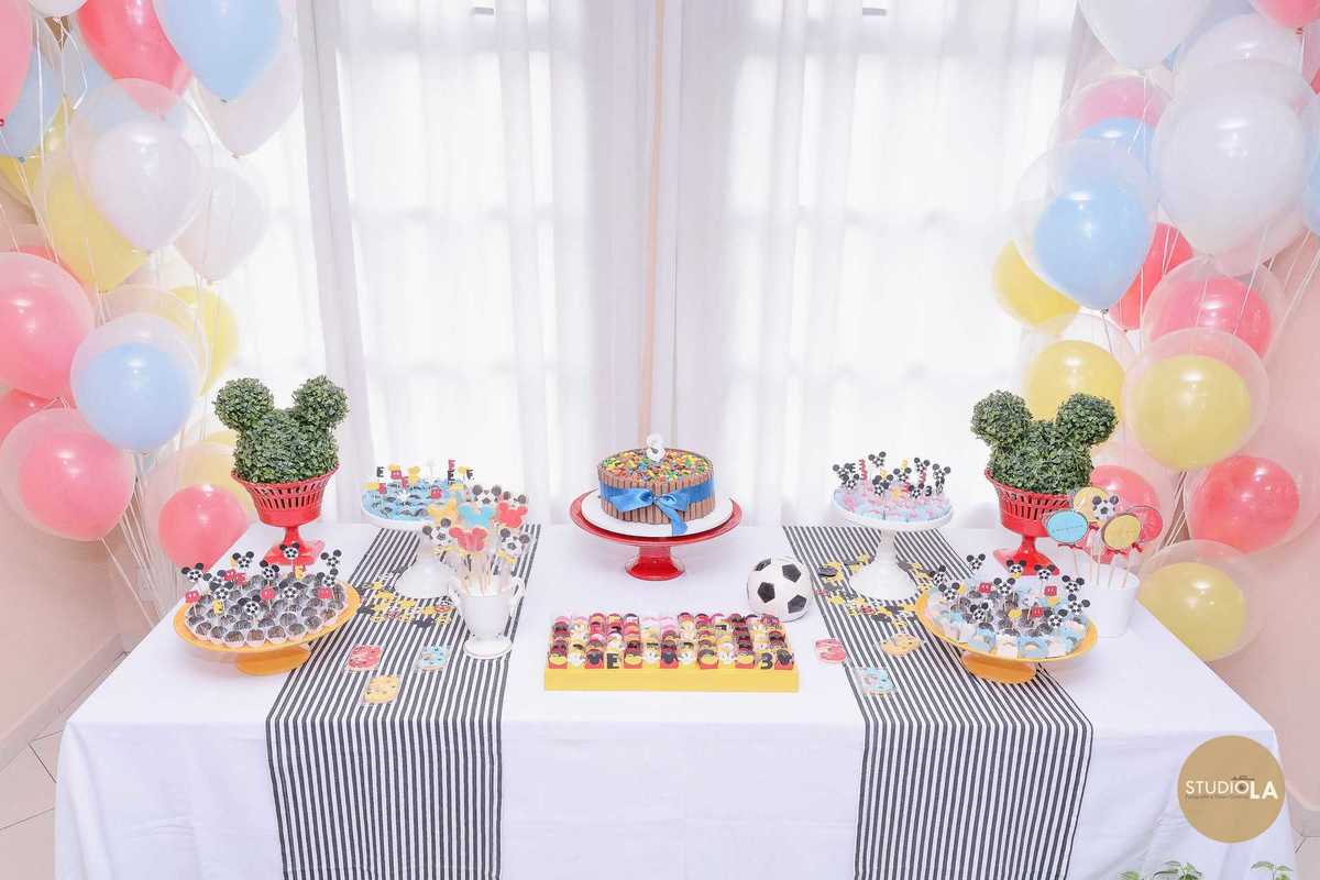 Mesa de doces decorada para festa infantil em São Paulo, com bolo temático, balões coloridos e detalhes encantadores — registro especial feito pelo Studio LA.