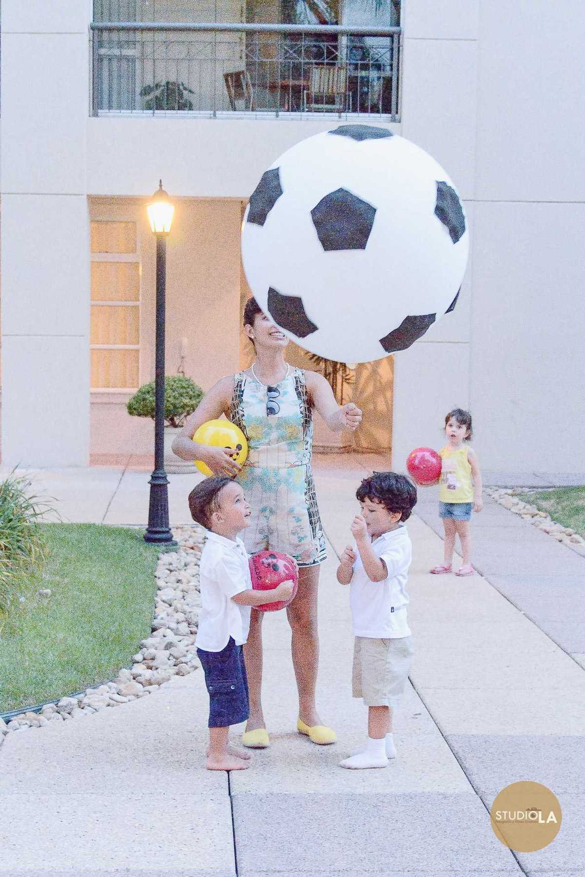 Fotografia de festa infantil em casa, realizada pelo Studio LA em São Paulo. O momento captado revela espontaneidade, encanto e toda a alegria da infância.