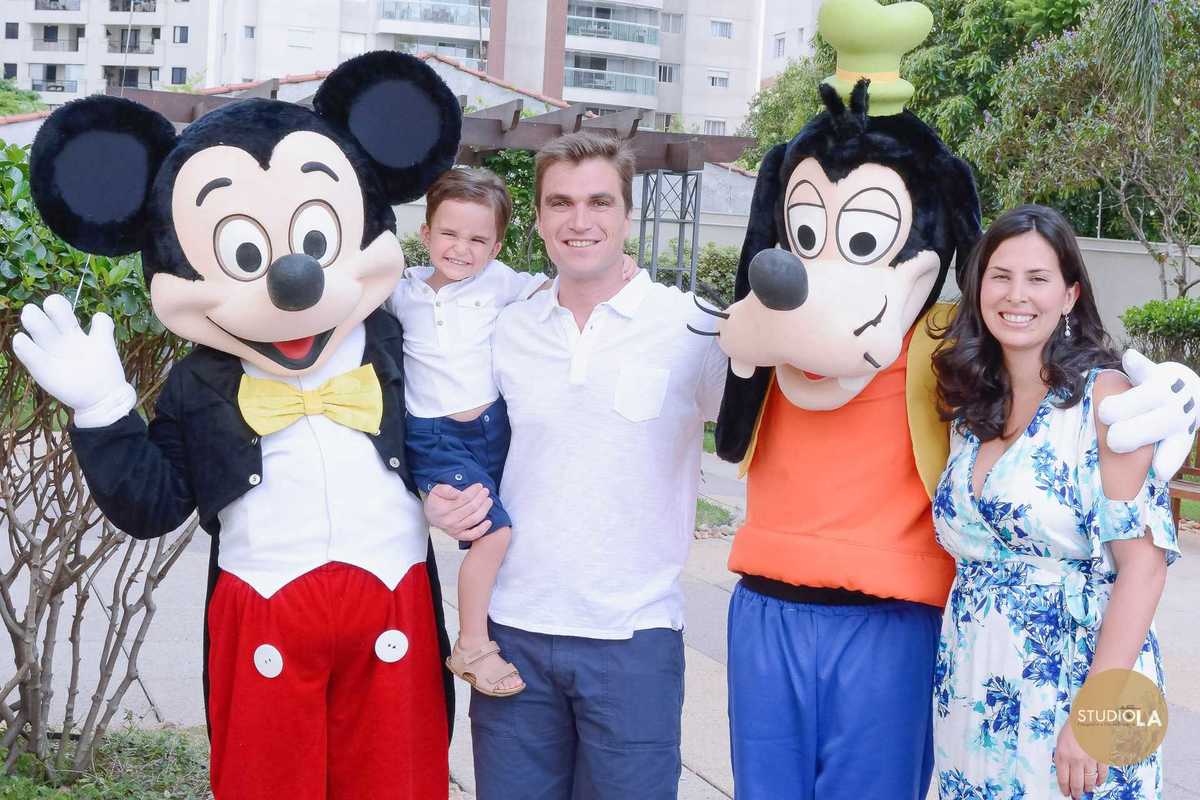 Fotografia de família em festa infantil com personagens Mickey e Pateta, garantindo alegria e momentos inesquecíveis — imagem capturada pelo Studio LA.