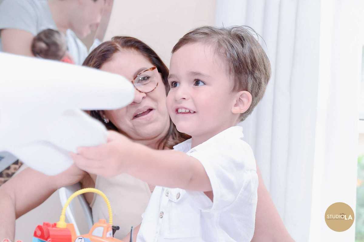 Criança interagindo e se divertindo na festa infantil, em uma foto cheia de emoção e alegria — fotografia feita pelo Studio LA.