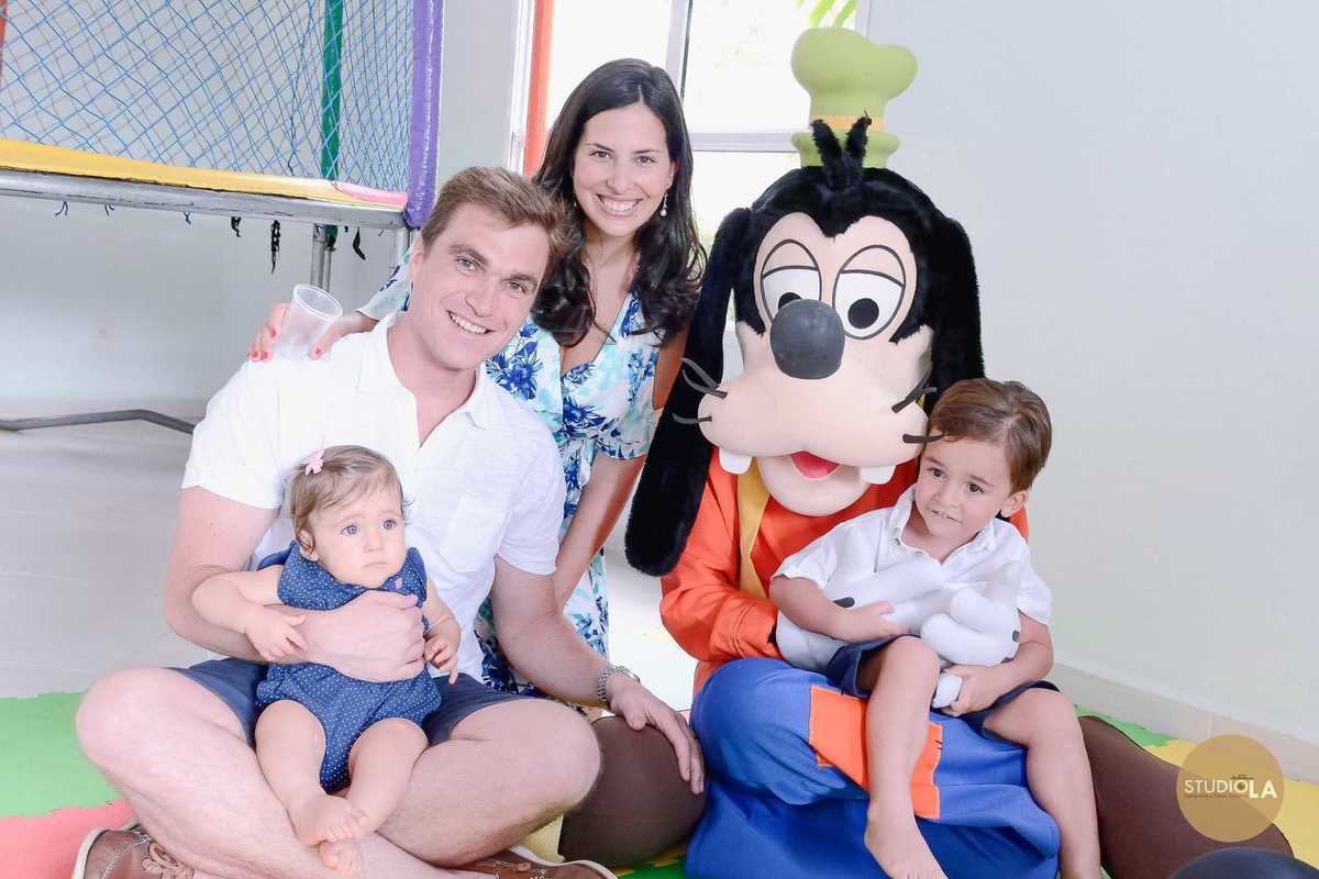 Família reunida com personagens temáticos na festa infantil em São Paulo, em um registro especial do Studio LA.