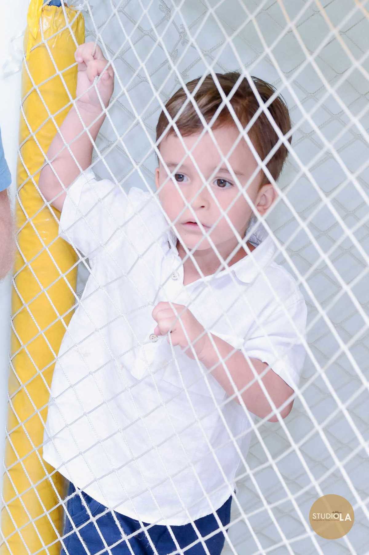 Criança brincando no espaço de recreação da festa infantil, capturada em um clique espontâneo pelo Studio LA.
