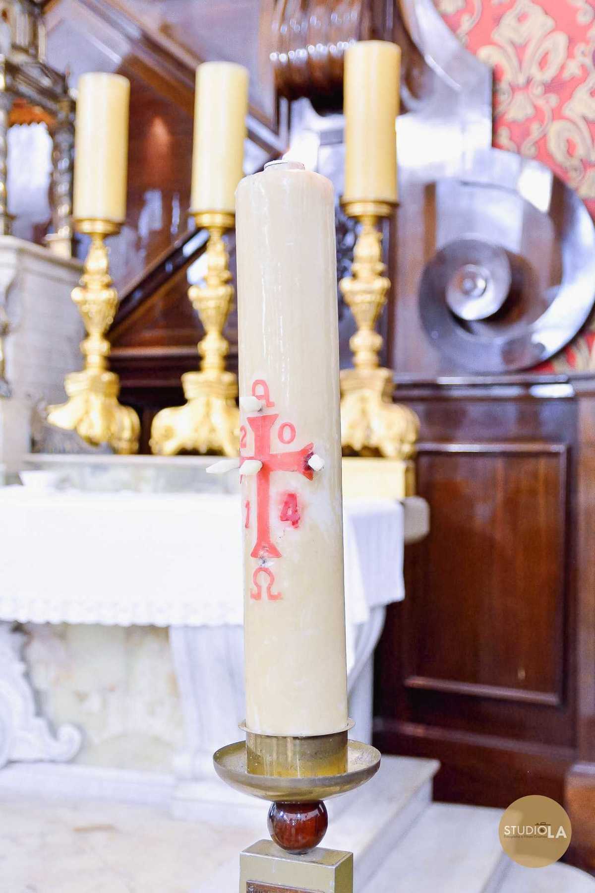 Vela do batizado, símbolo da fé e da luz de Cristo. Detalhe capturado pelo Studio LA durante cerimônia de batismo católico em São Paulo.