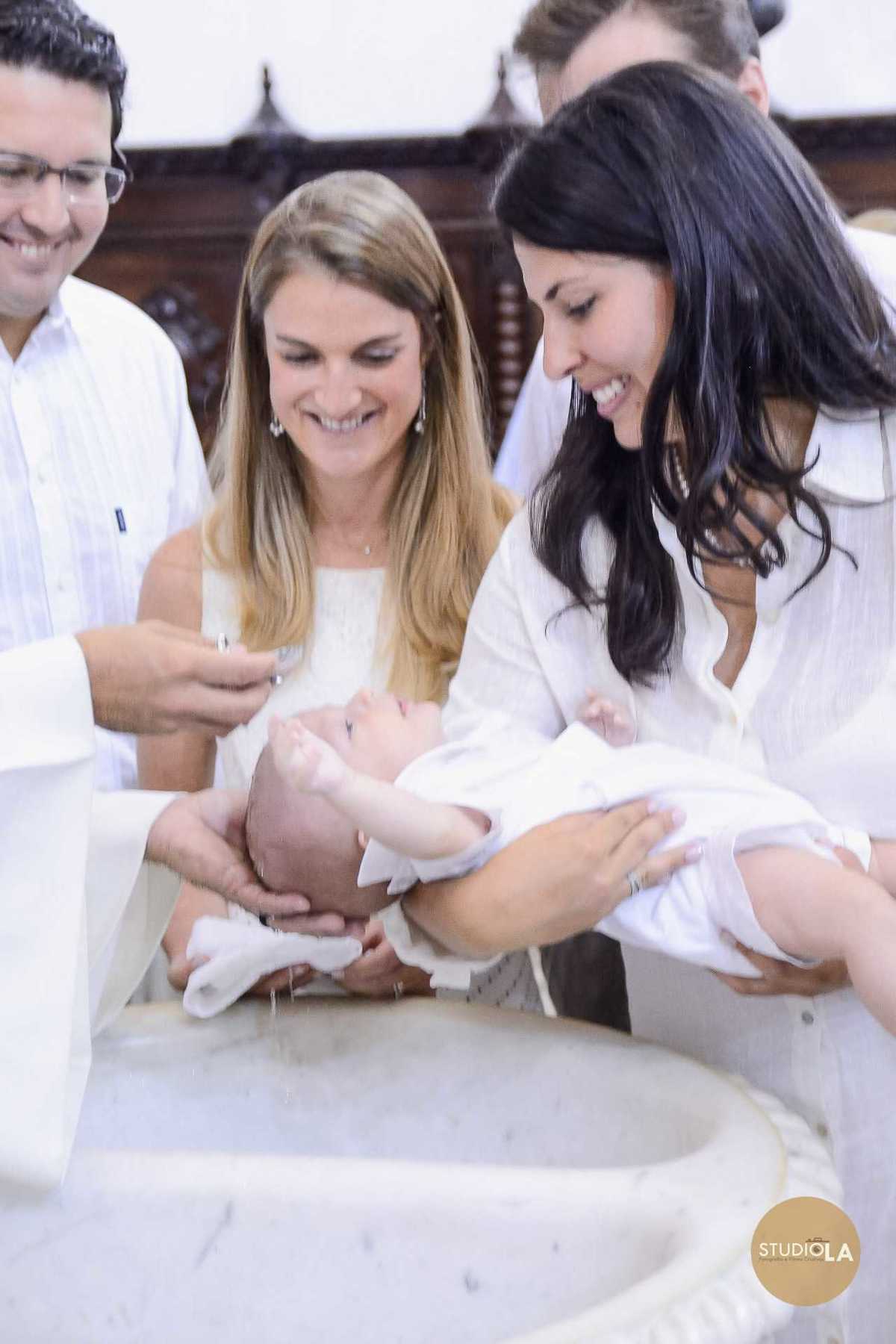 Batizado católico em São Paulo: bebê recebe o sacramento em uma cena tocante e repleta de significados. Fotografia produzida com sensibilidade pelo Studio LA.