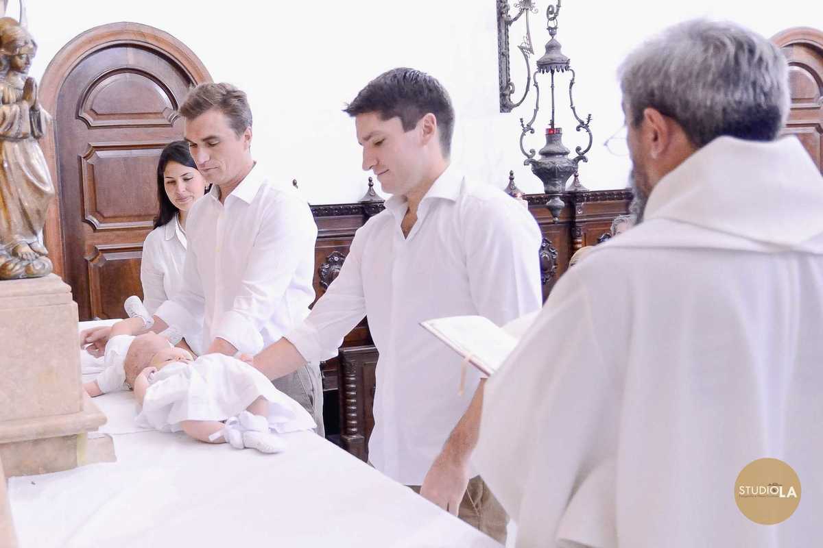 Oração coletiva da família e convidados durante o batizado católico em São Paulo. Um momento de fé e devoção eternizado pelo Studio LA.