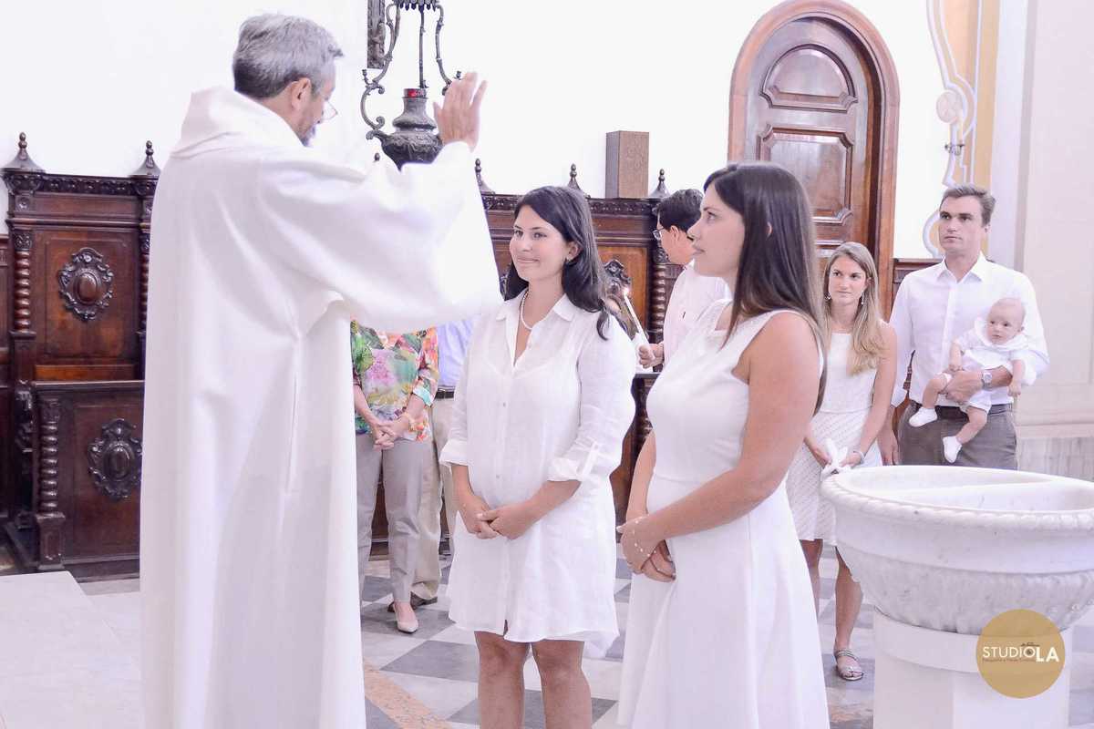 Pais e padrinhos participam ativamente da celebração do batizado católico em São Paulo. Registro especial feito pelo Studio LA.
