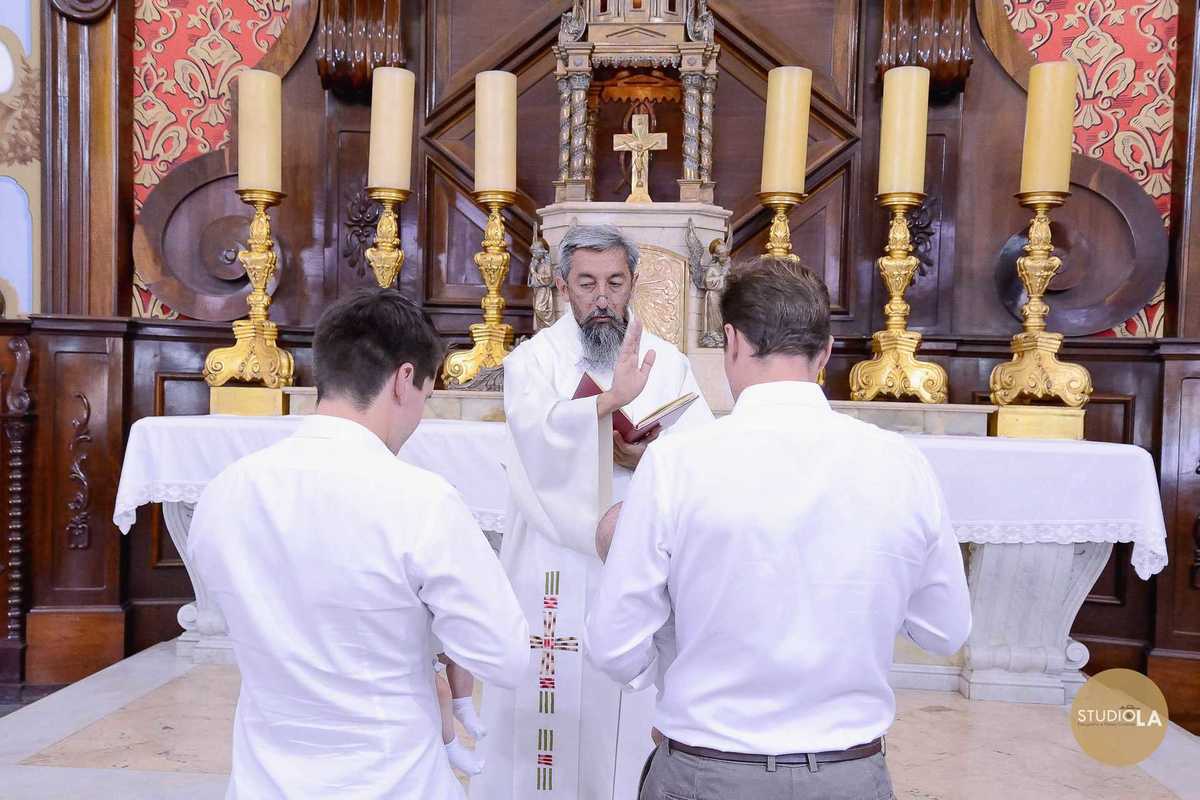 Momento de bênção durante a cerimônia de batizado na Igreja Católica em São Paulo, captado com emoção pelo Studio LA.