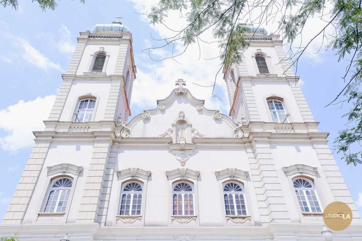 Fachada imponente da igreja católica em São Paulo, cenário do emocionante batizado registrado pelo Studio LA. A arquitetura clássica traz ainda mais beleza ao momento especial.