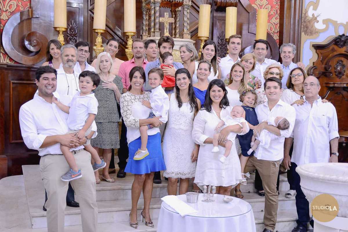Retrato de família após a celebração do batizado católico em São Paulo. Uma lembrança inesquecível registrada com carinho pelo Studio LA.